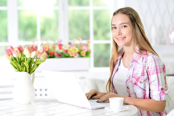 Woman using  at laptop — Stock Photo, Image