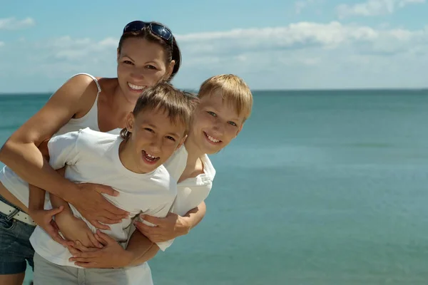 Lycklig familj på sommaren — Stockfoto