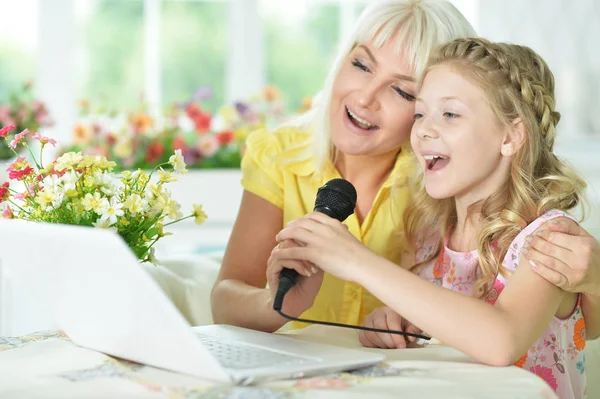 Madre Hija Cantando Karaoke Juntas — Foto de Stock
