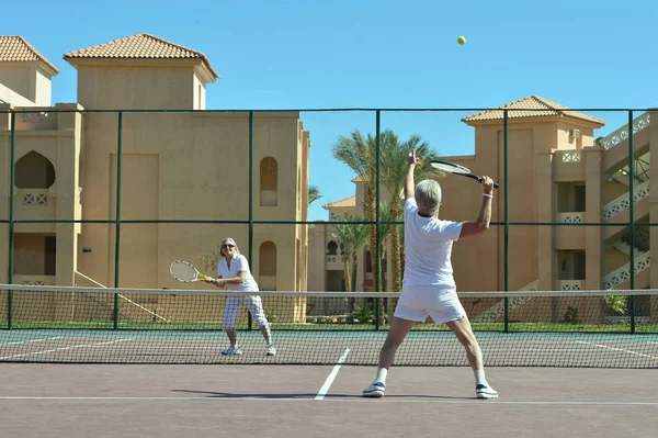 Couple jouant au tennis — Photo