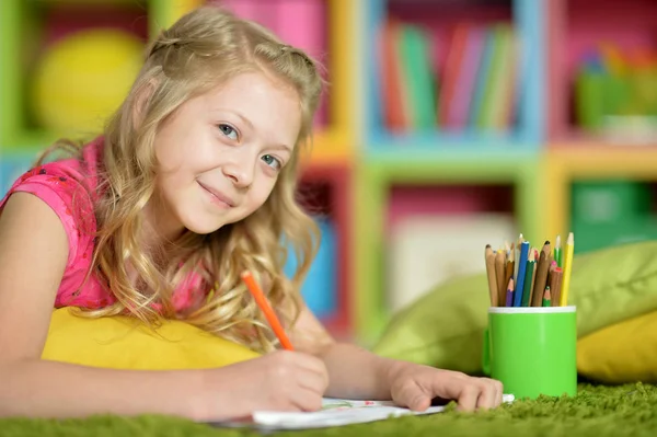 Ragazza disegno a casa — Foto Stock