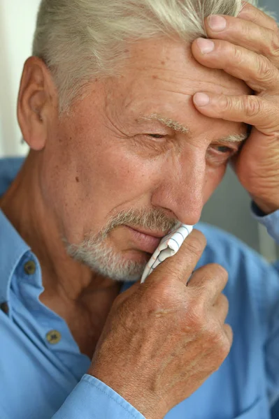 Senior man met hoofdpijn — Stockfoto