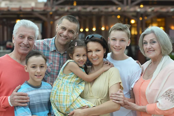 Grande famille heureuse debout ensemble — Photo