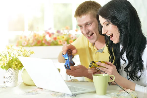 Unga par med bärbar dator — Stockfoto