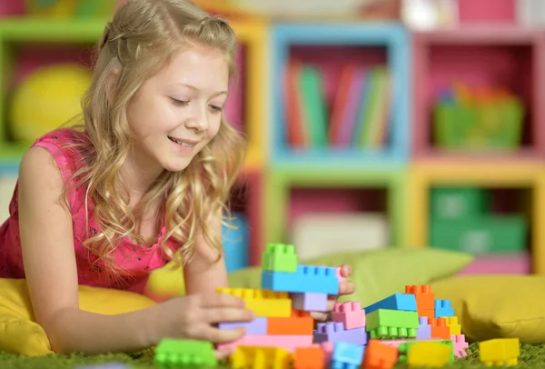 Liten flicka med färgglada plast block — Stockfoto