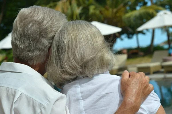 Casal sênior abraçando ao ar livre — Fotografia de Stock