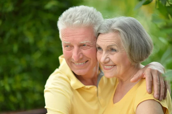 Seniorenpaar im Freien — Stockfoto