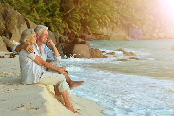 Пара розслабляється на тропічному пляжі — стокове фото