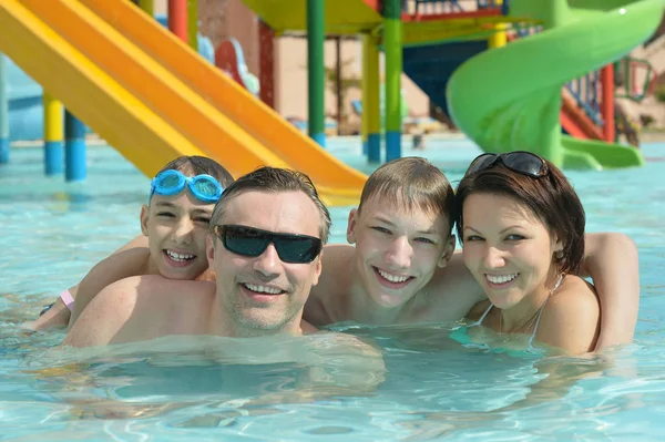 Familia relajándose en la piscina —  Fotos de Stock