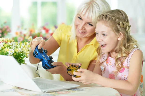 Anne ve kızı dizüstü bilgisayarda oyun oynama — Stok fotoğraf