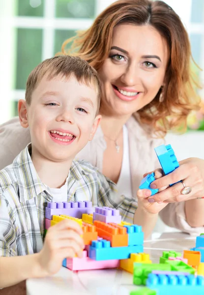 Jonge moeder spelen met zoon — Stockfoto