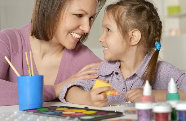 Giovane madre e figlia — Foto Stock