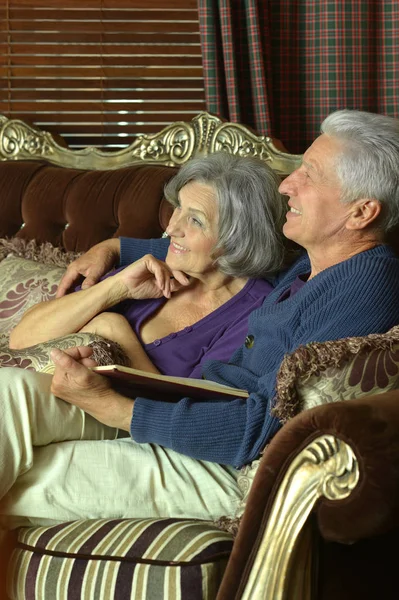 年长的夫妇在沙发上休息 — 图库照片