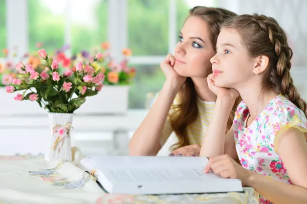 Madre e figlia lettura — Foto Stock