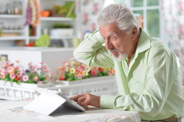 Uomo che utilizza tablet digitale — Foto Stock