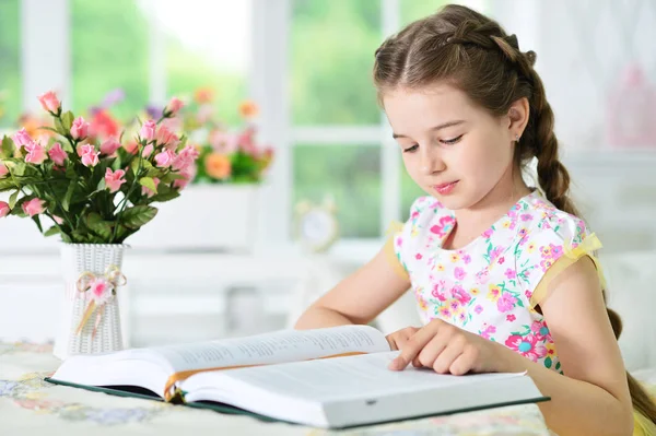 Küçük sevimli kız okuma kitabı — Stok fotoğraf