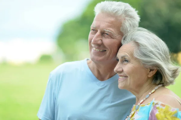 Kaukasiska senior par poserar — Stockfoto