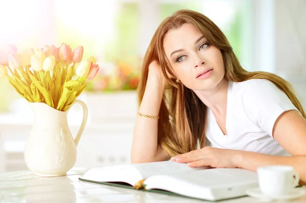 Mujer joven leyendo —  Fotos de Stock