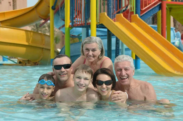 Familie ontspannen in het zwembad — Stockfoto