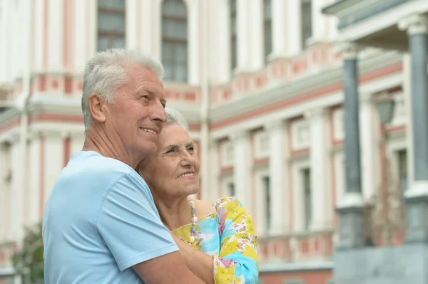 Пожилая пара позирует в городе — стоковое фото
