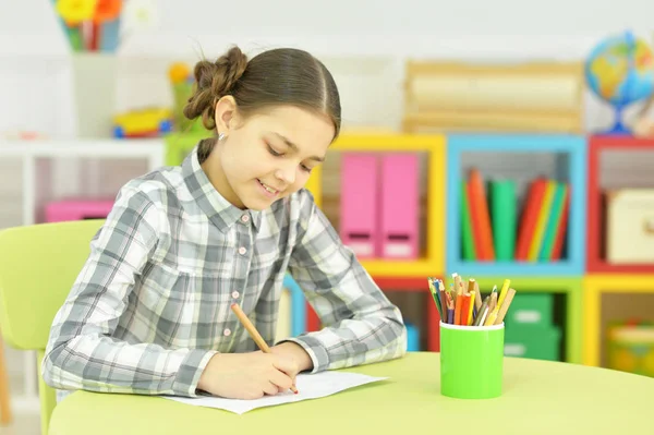 Liten skolflicka gör läxor — Stockfoto