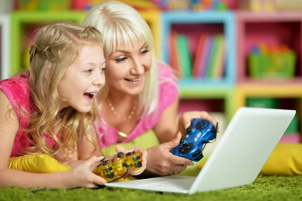 Mother and daughter playing game — Stock Photo, Image