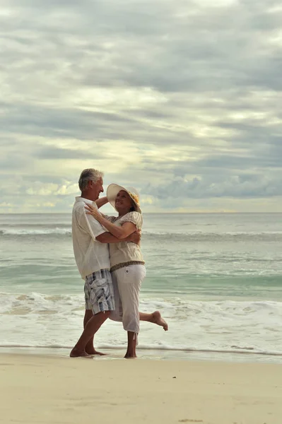 Couple dansant sur la plage tropicale — Photo