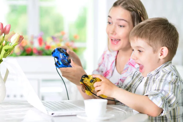 Brother and sister playing computer game — Stock Photo, Image
