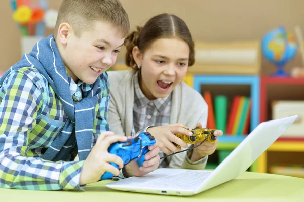 Broer en zus spelen van computerspel — Stockfoto