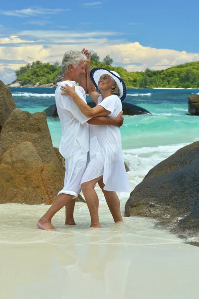 Пара танцует на тропическом пляже — стоковое фото