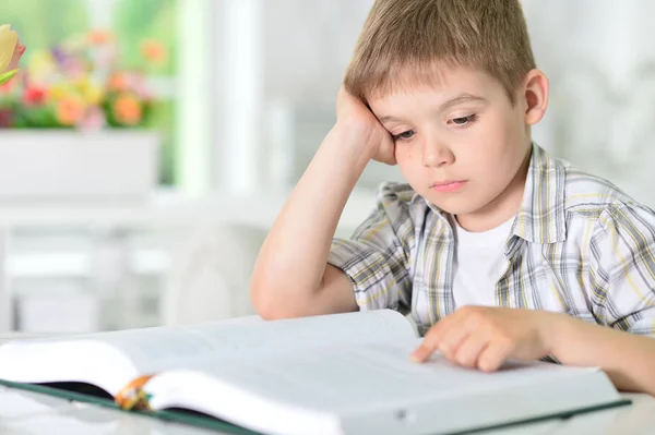 Garçon faire des devoirs — Photo