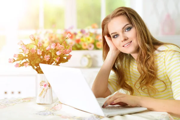 Jovem mulher usando laptop — Fotografia de Stock