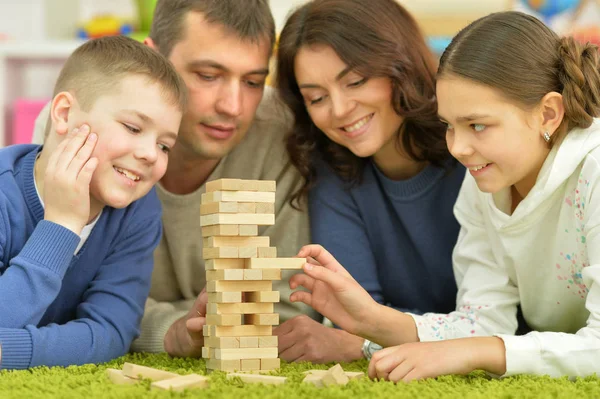 Ouders en kinderen spelen met blokken — Stockfoto