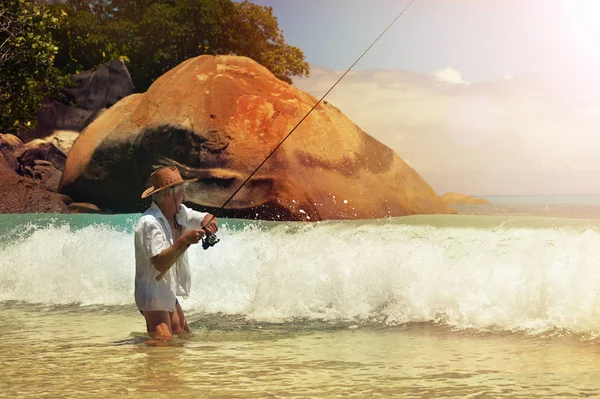 Homem de idade pesca — Fotografia de Stock