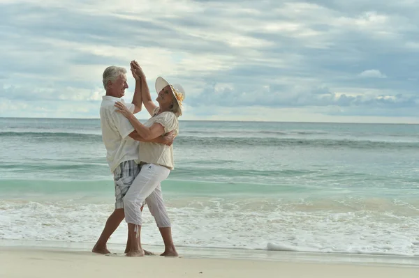 Пара танцует на тропическом пляже — стоковое фото