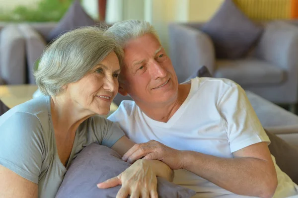 Senior couple sitting on couch — Stock Photo, Image