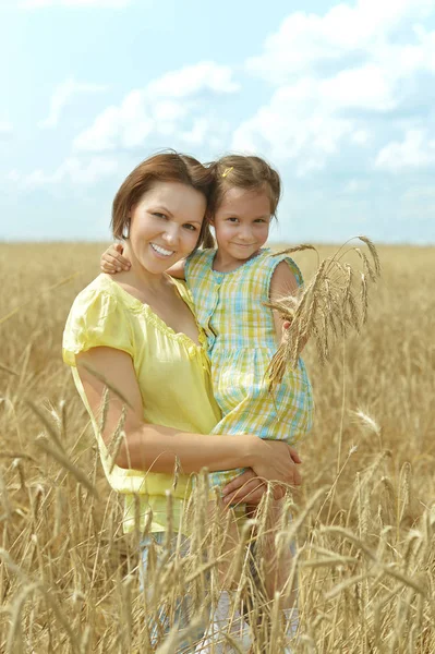 Mãe com filha no campo — Fotografia de Stock