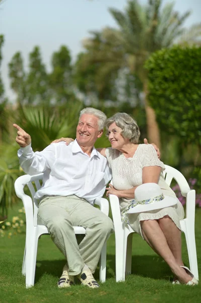 Starszy para siedzi na krzesłach — Zdjęcie stockowe