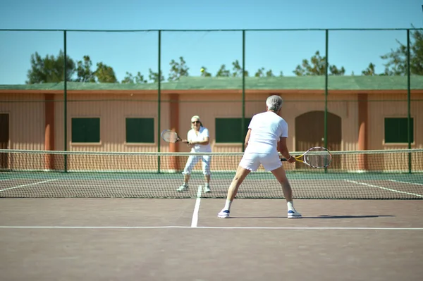 Üst düzey çift Tenis Kortu üzerinde — Stok fotoğraf