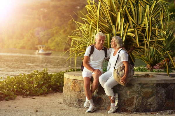 Senior couple with backpacks — Stock Photo, Image