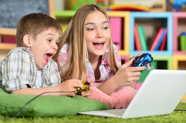 Irmão e irmã jogando computador — Fotografia de Stock