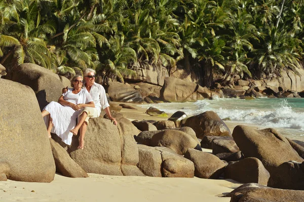 Couple sitting   at tropical beach — Stock Photo, Image