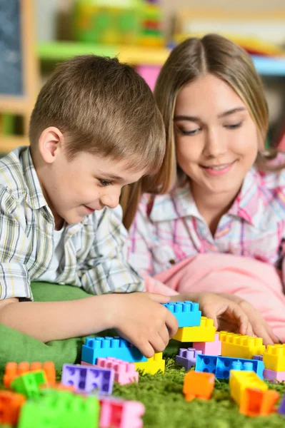 Broer en zus spelen met blokken — Stockfoto