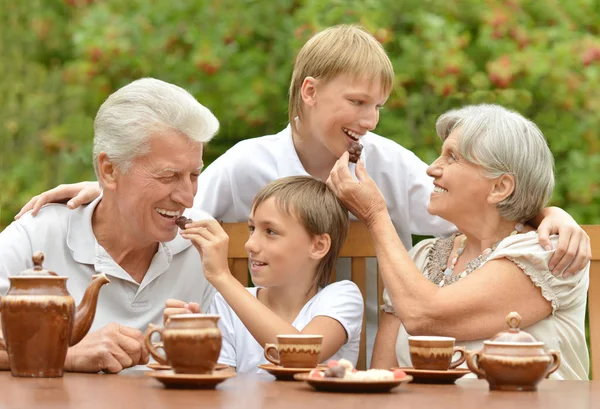 Mutlu bir aile çay içme — Stok fotoğraf