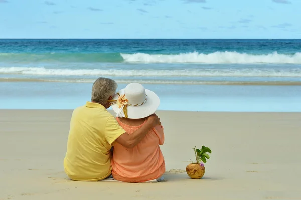 Casal sentado na praia tropical — Fotografia de Stock