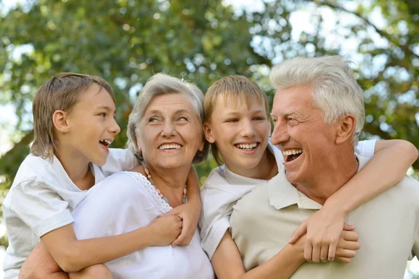 Бабушка и дедушка с внуками веселятся — стоковое фото