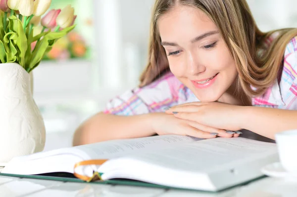 Mulher lendo livro interessante — Fotografia de Stock