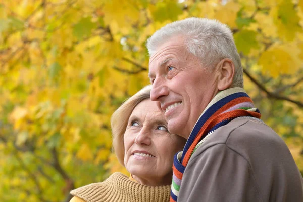 屋外に年配のカップル — ストック写真