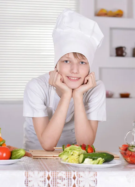 Teen ragazzo in cuochi cappello — Foto Stock