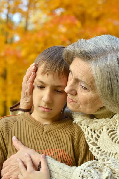 Бабушка и внук обнимаются — стоковое фото